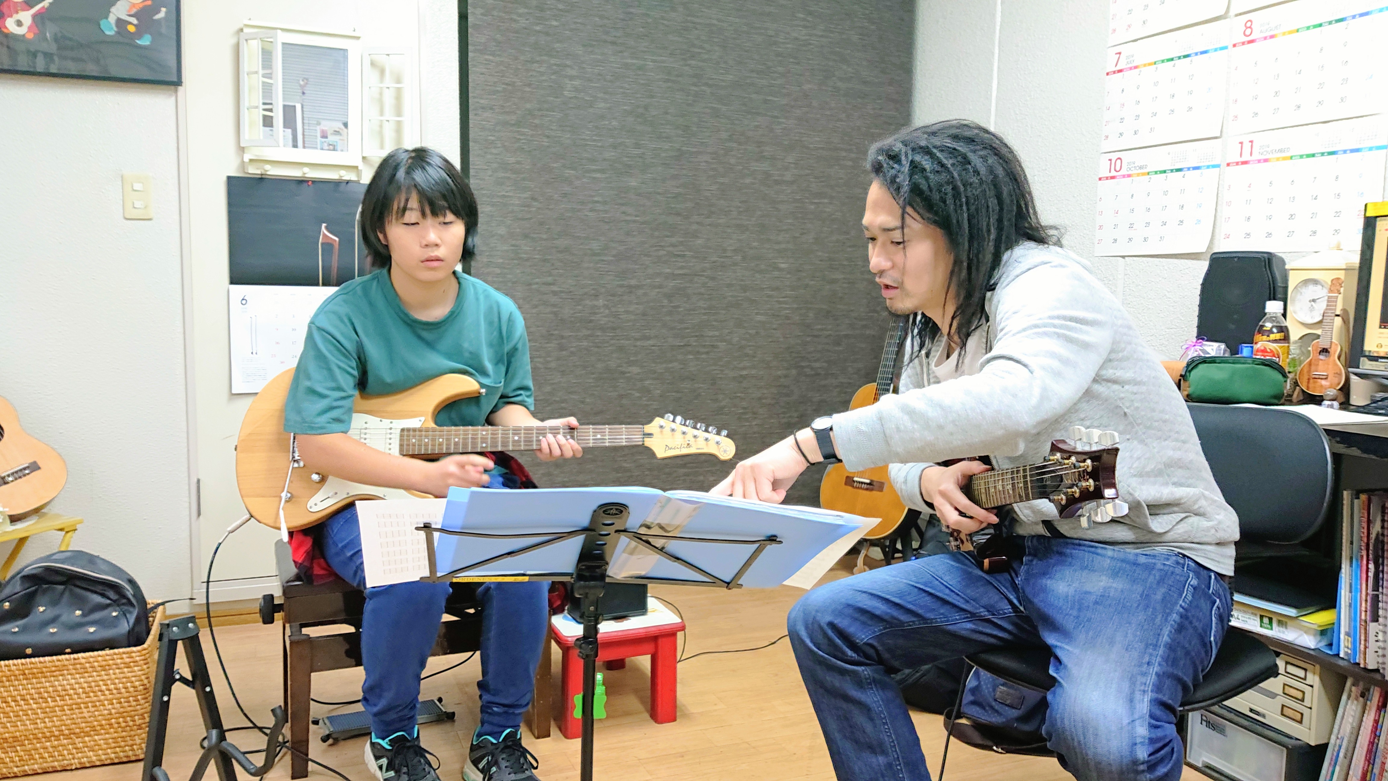東京都板橋区のギター教室、中1女子エレキギター楽しんでま～す