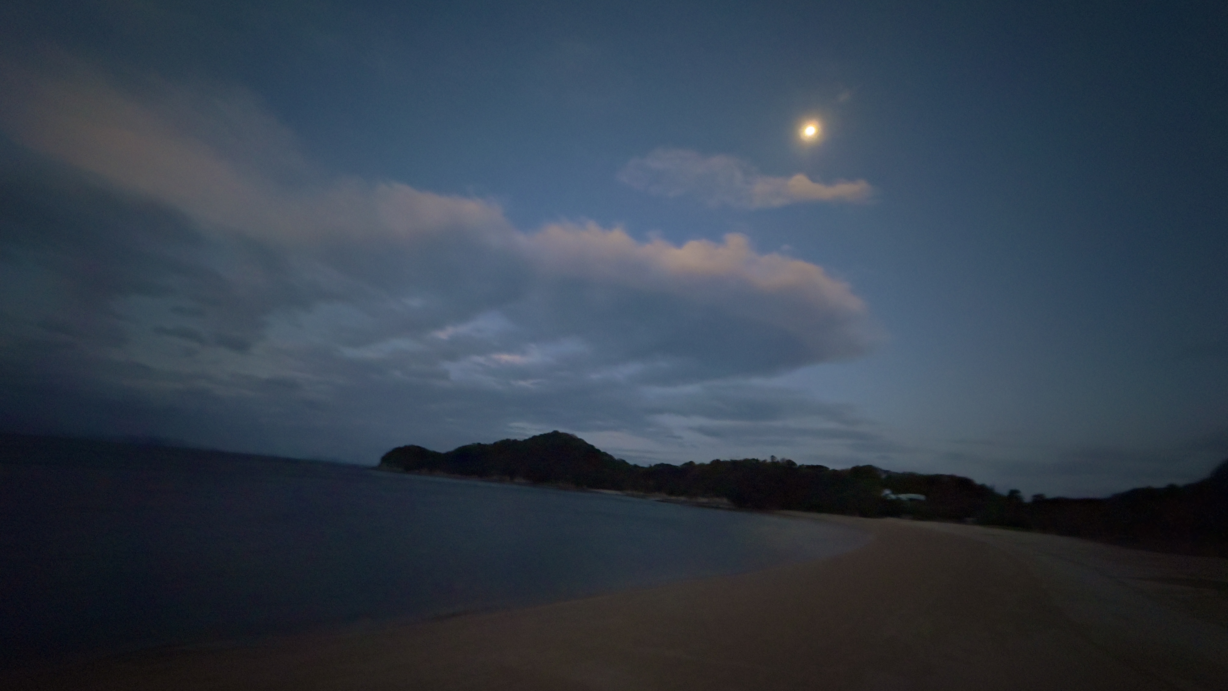 上蒲刈島ドーム型コテージ砂浜と満月