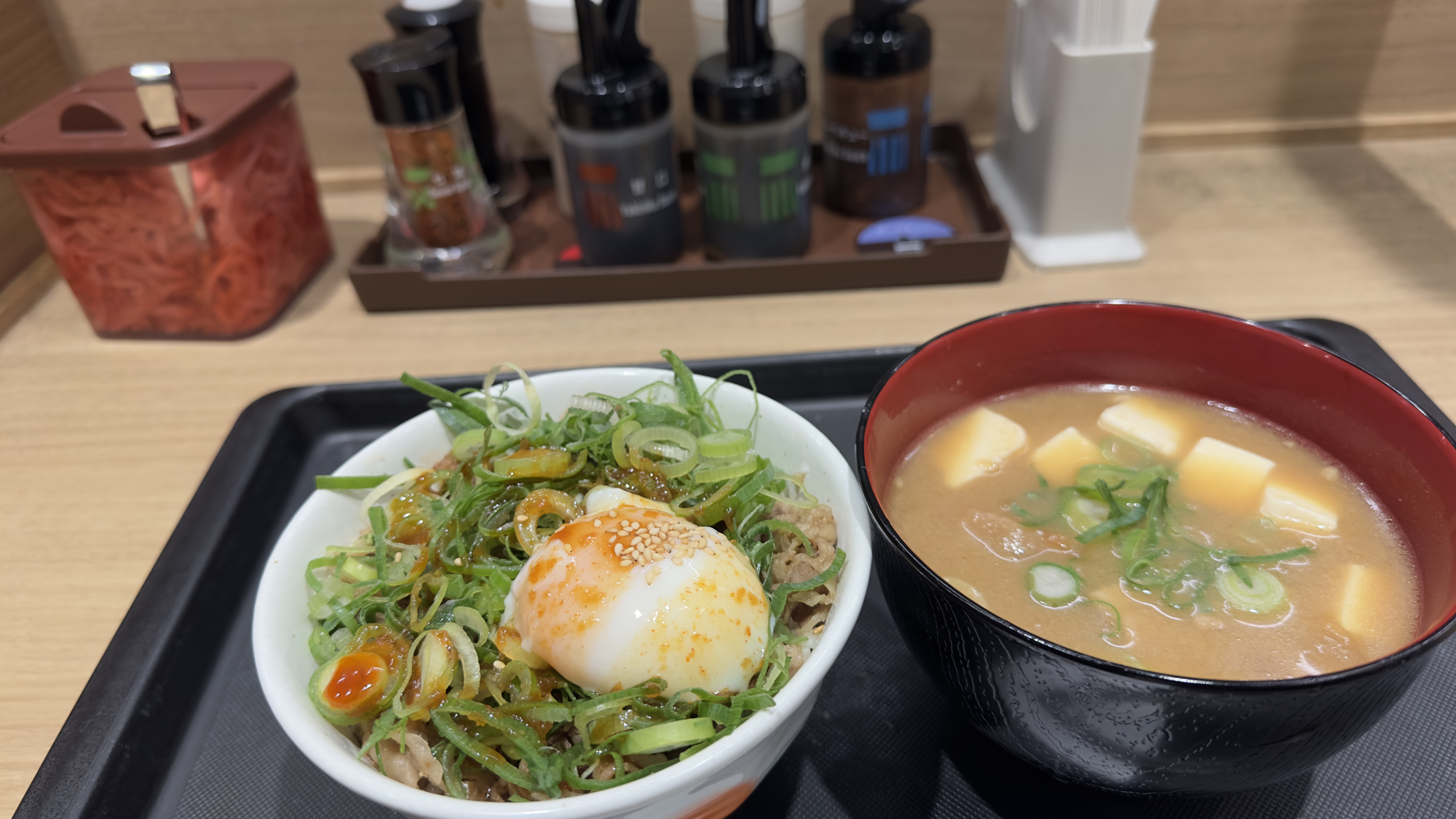 松屋で朝ご飯、甘辛ネギ牛丼小に豚汁で~す♪ 松屋で朝ご飯、甘辛ネギ牛丼小に豚汁で~す♪