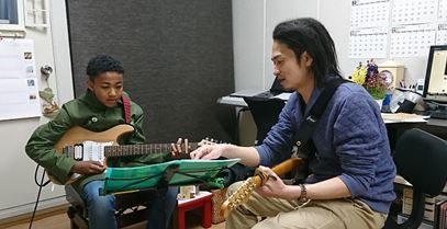 東京都板橋区のエレキギター教室グローバルに成りましたね～♪