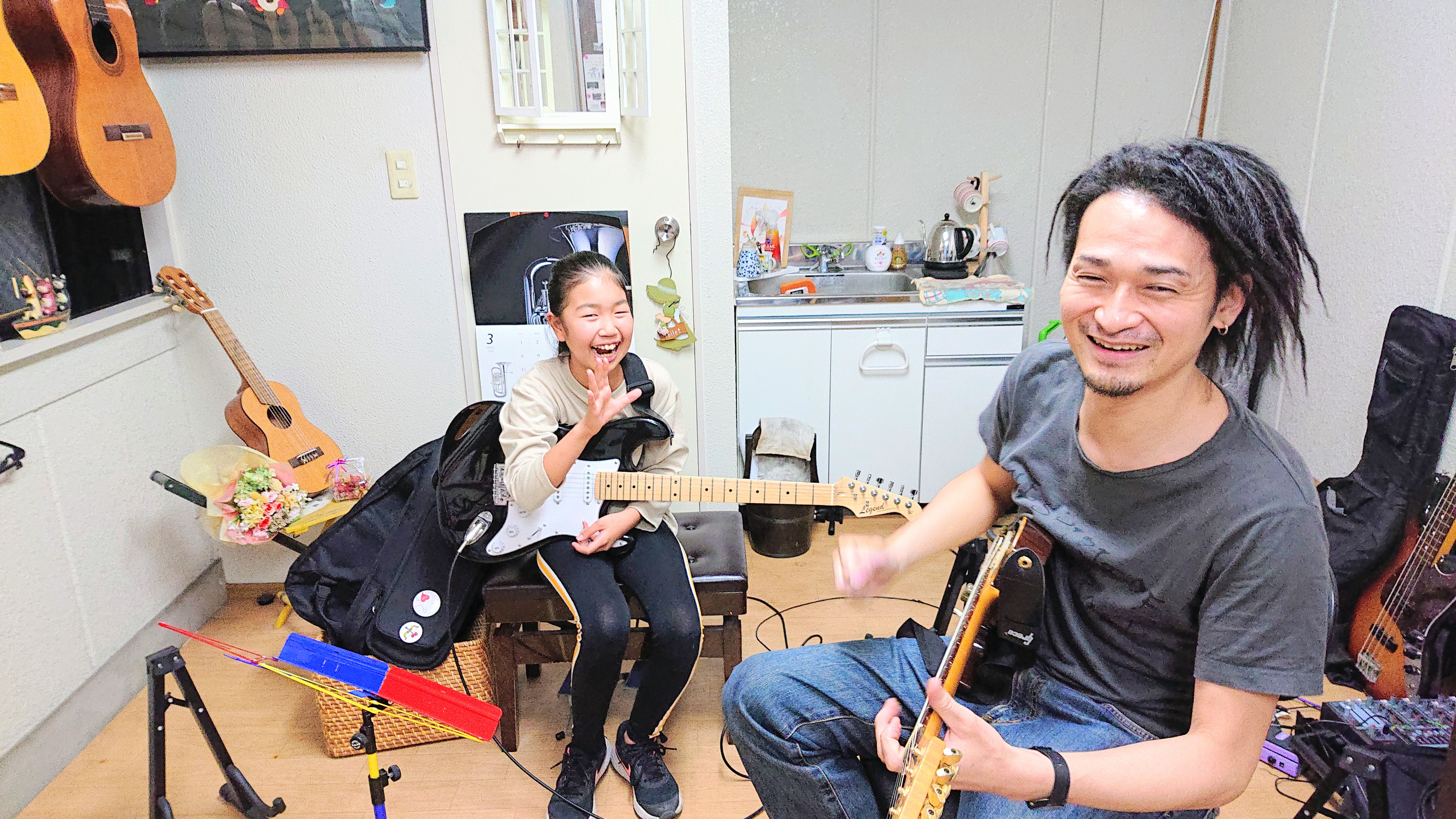 東京都板橋区のギター教室中1女子エレキギター習ってま～す