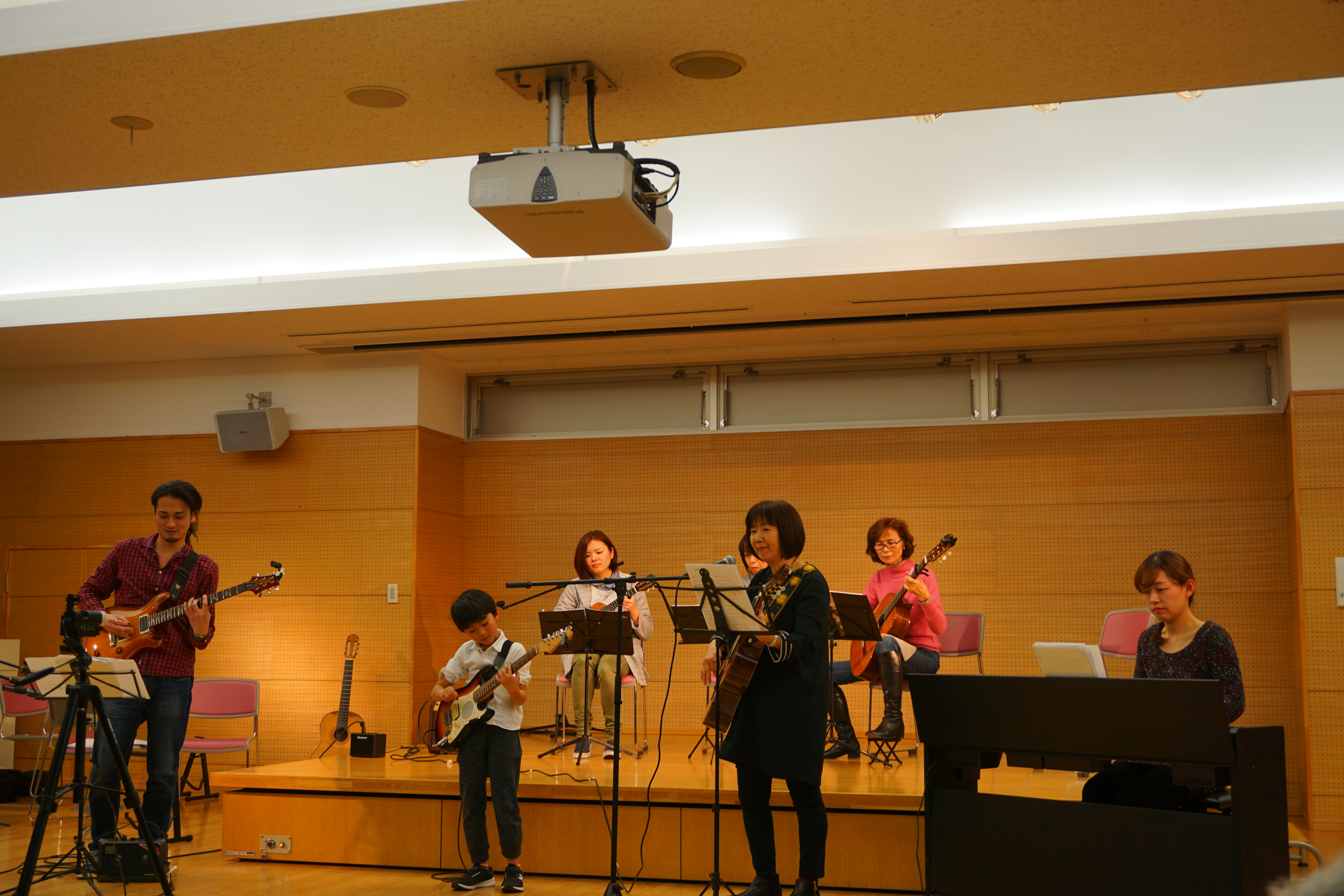 東京都板橋区のギター・ウクレレ・歌の教室、大人も子供も一緒に演奏